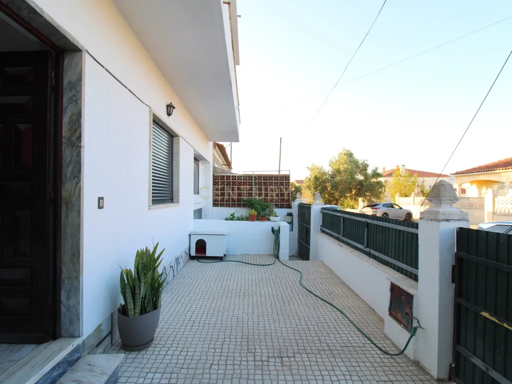 Espetacular Moradia T5 no Casal Do Marco com Garagem - Image 21