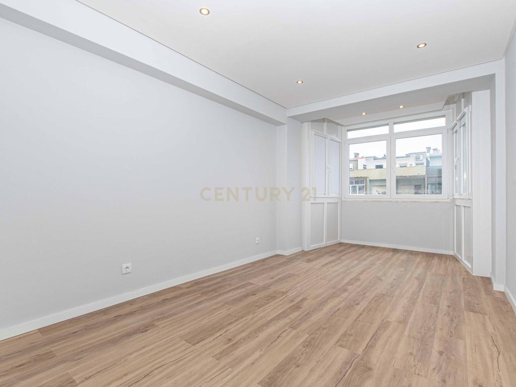 T3 Totalmente Remodelado com Vista Rio | Cacilhas, Almada - Image 20