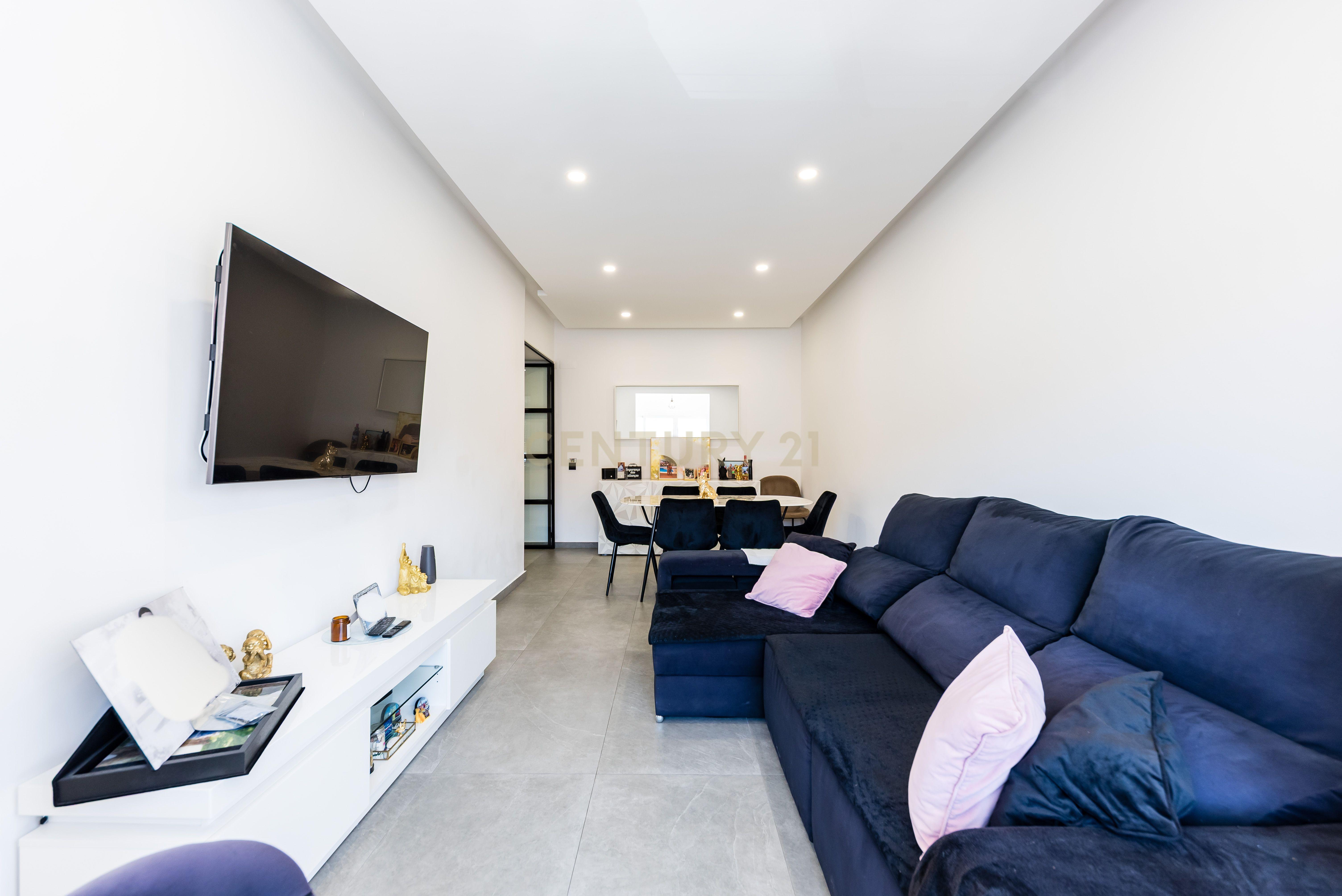 Apartamento T3 com Varanda em Almada,