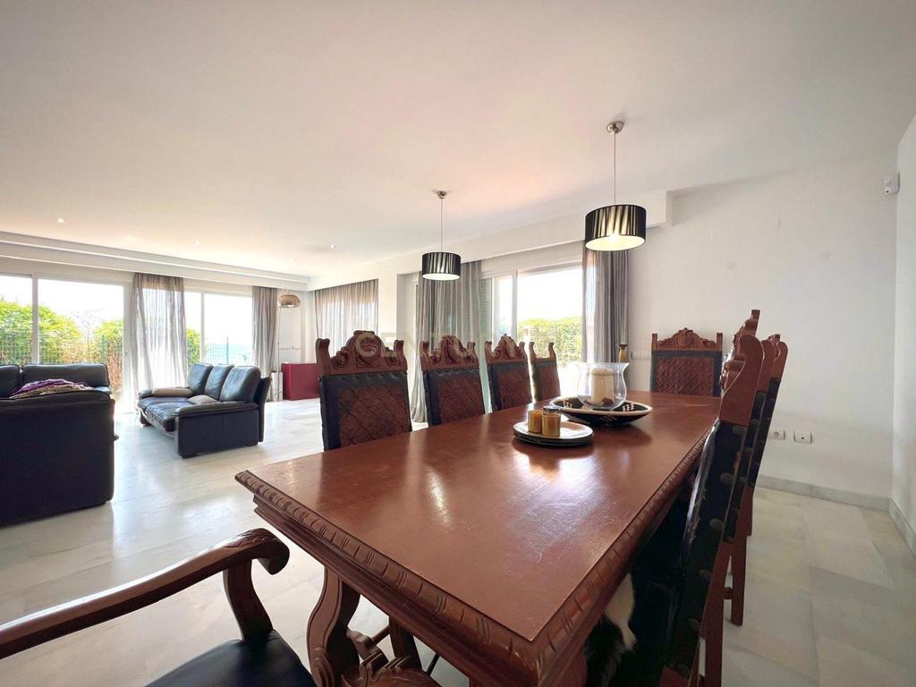 Casa con vistas al mar en primera línea – Urbanización Bahía de Estepona - Image 4