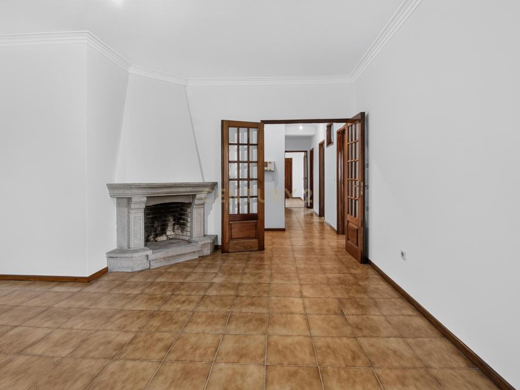 T3+1 com Garagem Fechada e Elevador | Lomar – Braga - Image 3