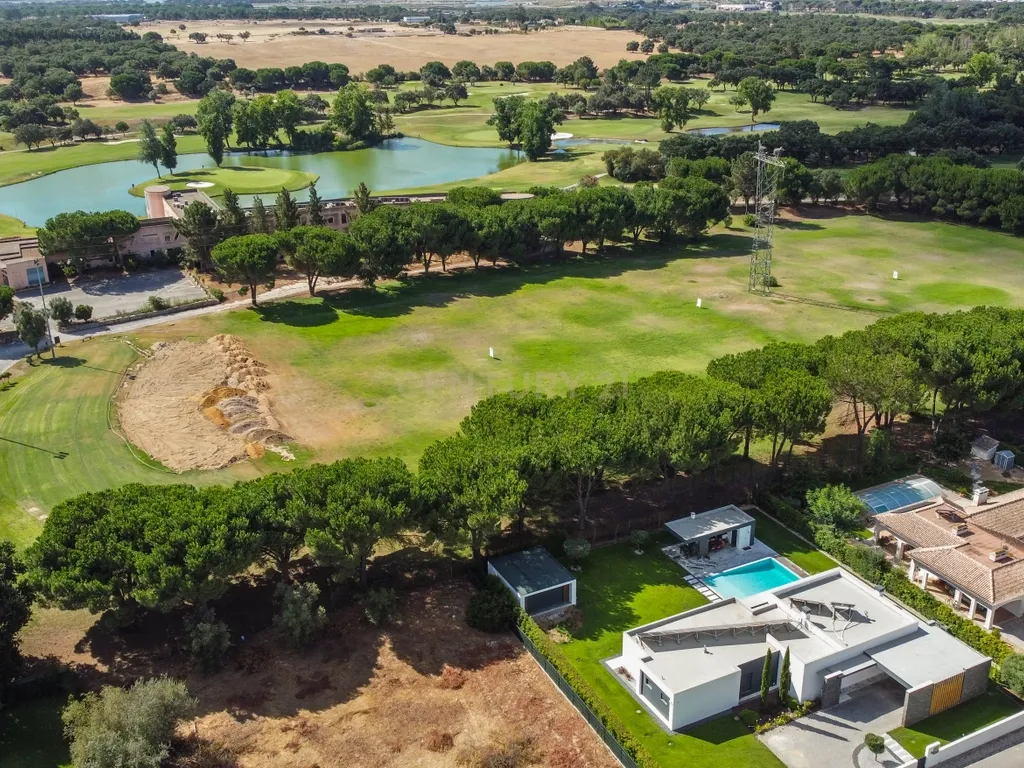 Moradia T3 no Condomínio Varandas do Golfe do Montado – Segurança, Conforto e Estilo de Vida Exclusivo - Image 83