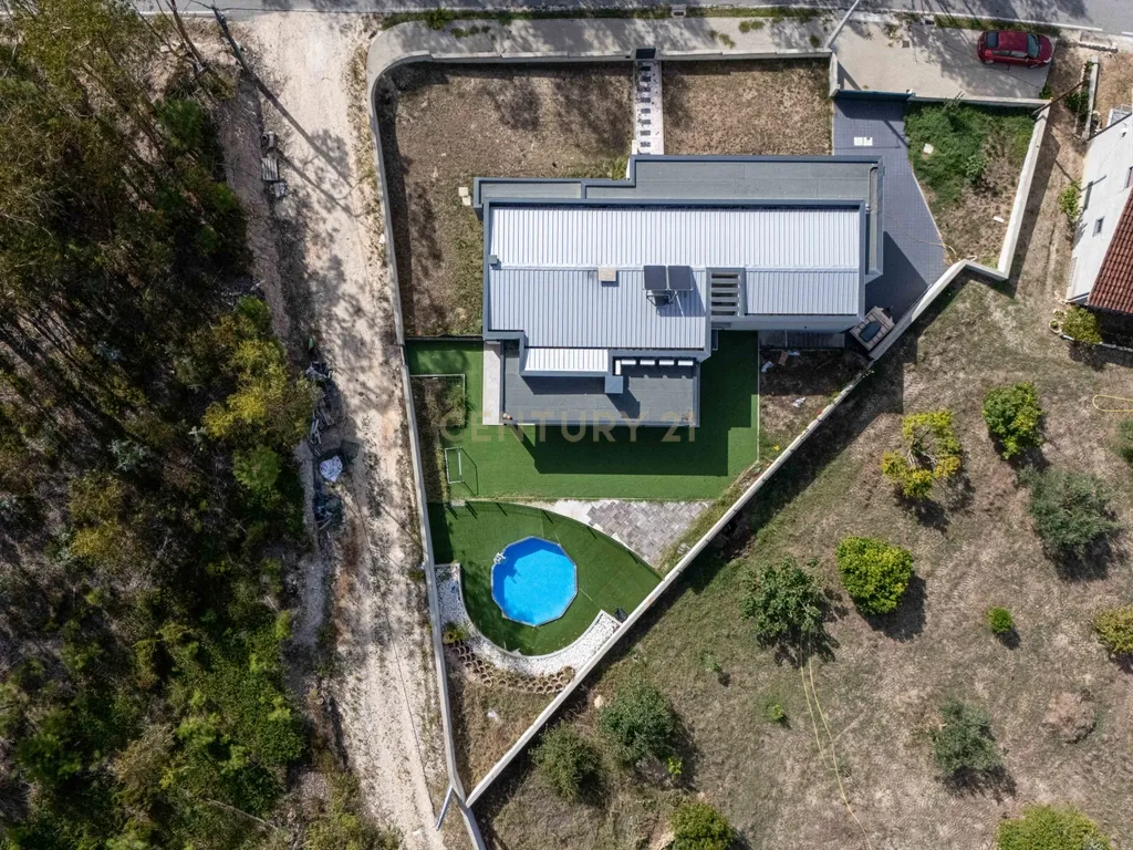 Moradia T4 semi-nova com Piscina, Garagem + Parcela de Terreno Rústico e Vista Serra | Salgueiro, Pombal - Image 59