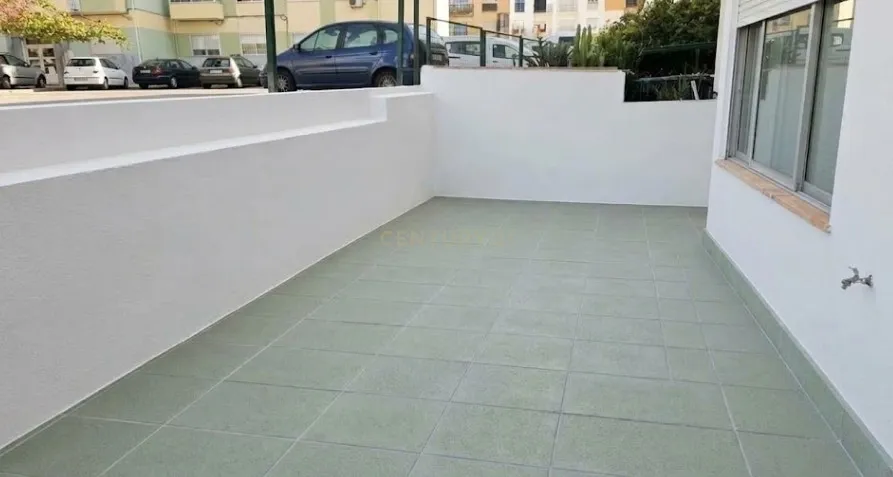 Apartamento T3 nas Amoreiras em Setúbal com Luz Natural e Boa Localização - Image 1