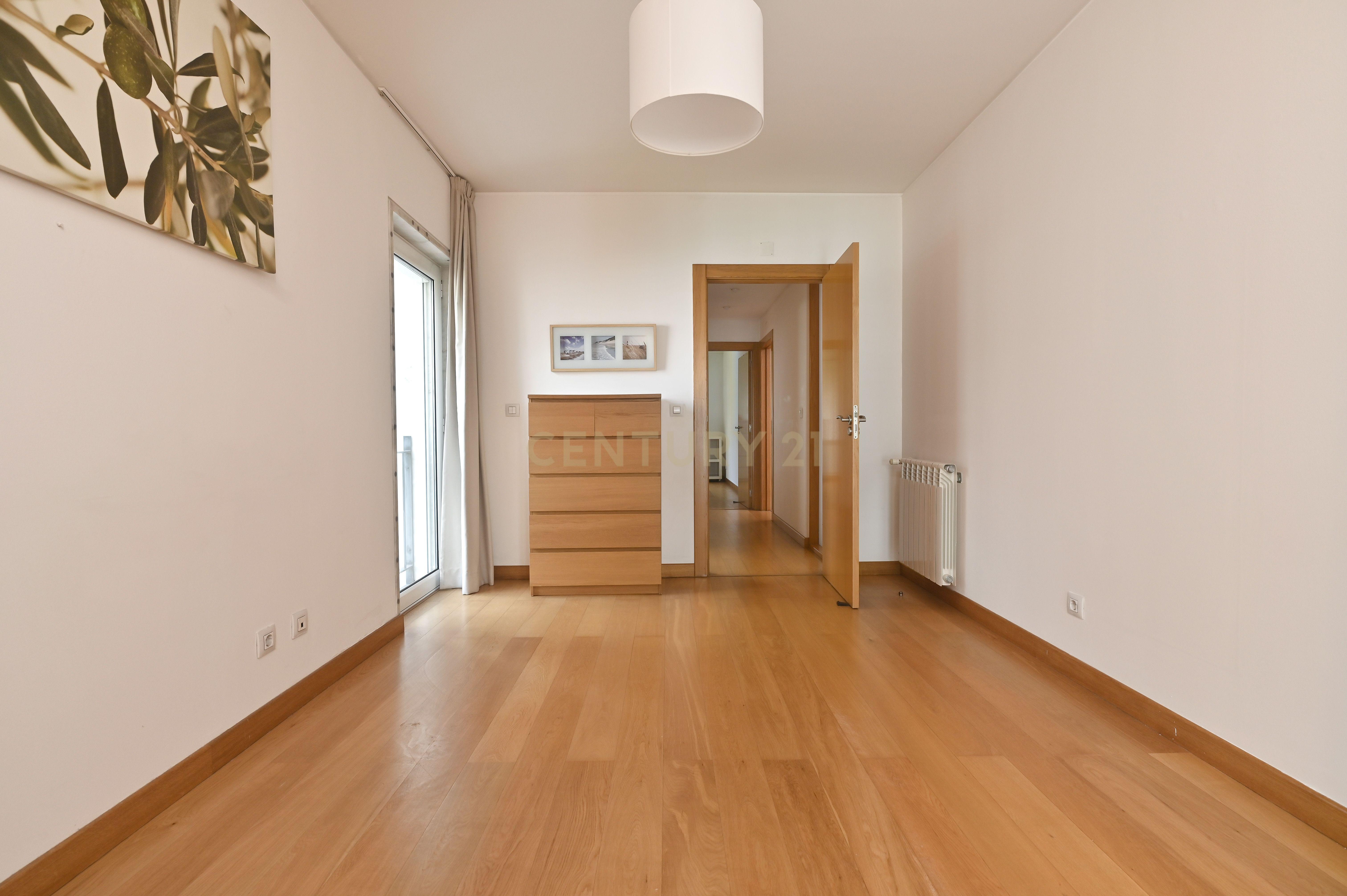Fotografia 11 de T2 com garagem, para arrendar - Av. Infante Santo (Lisboa)