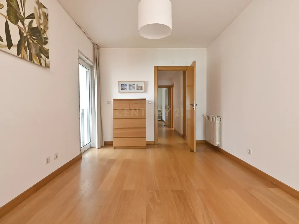 T2 com garagem, para arrendar - Av. Infante Santo (Lisboa) - Image 11