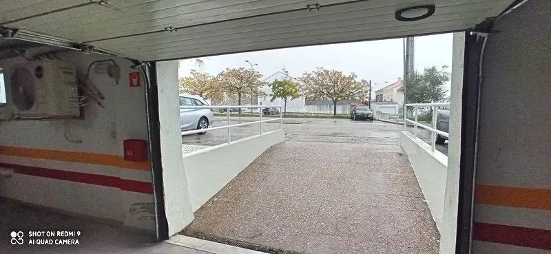 Apartamento T2 com arrecadação e lugar de garagem no Montijo. - Image 12