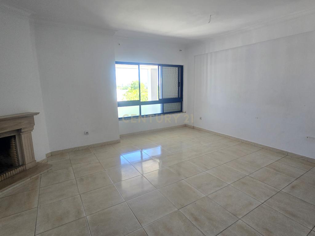 T3 com Lareira, 101m² e Duas Frentes no Centro do Barreiro - Image 3