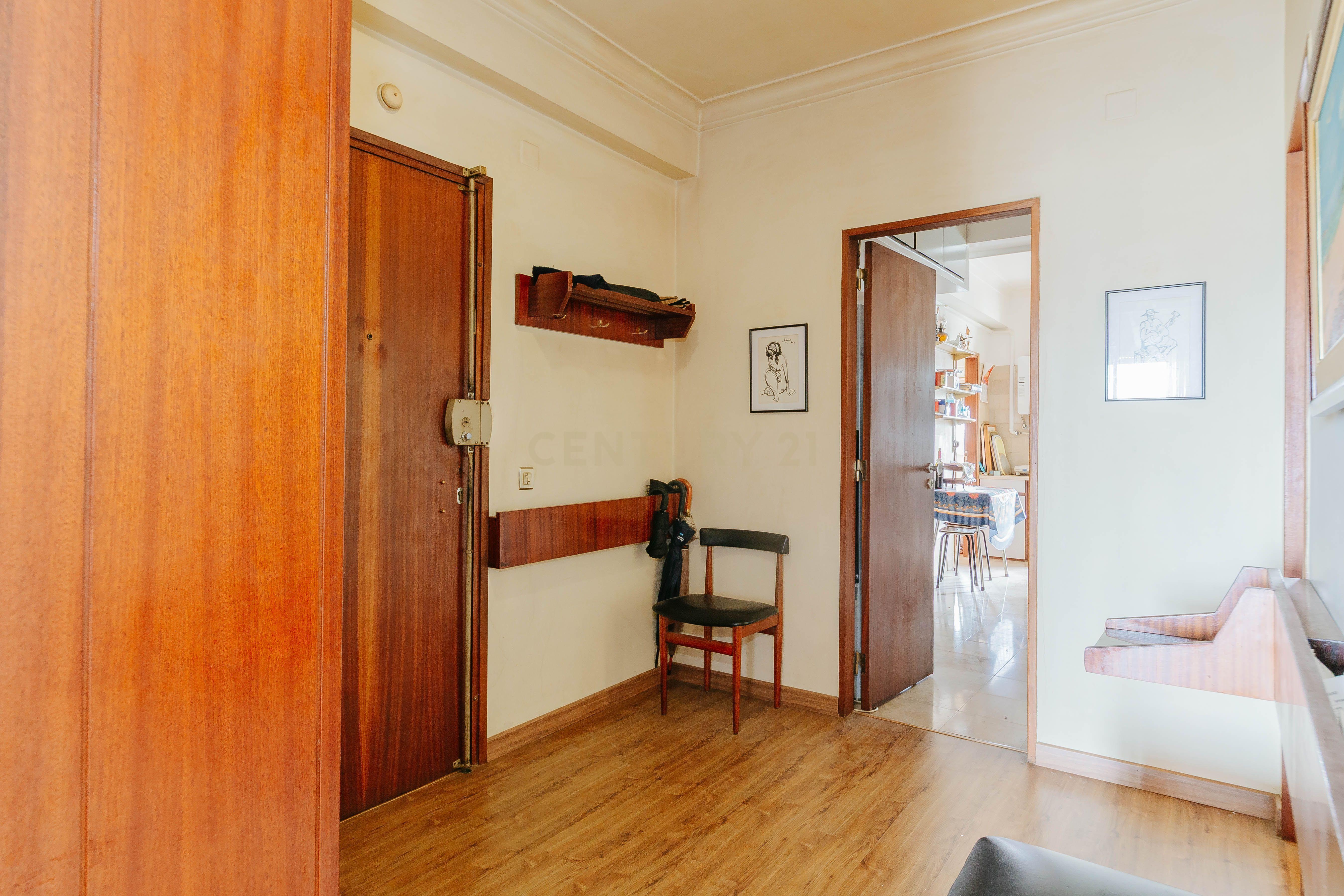 Fotografia 9 de Apartamento T3 em Almada, Parcialmente remodelado, Vista Rio.