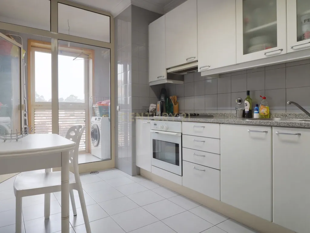 Apartamento T3 Caulinos, 2 Lugares de Garagem e Arrumos - Image 16