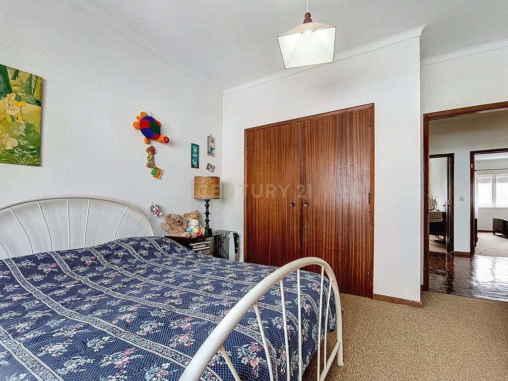 Casa Espetacular em Ponta Delgada com Jardim e Garagem - Image 17