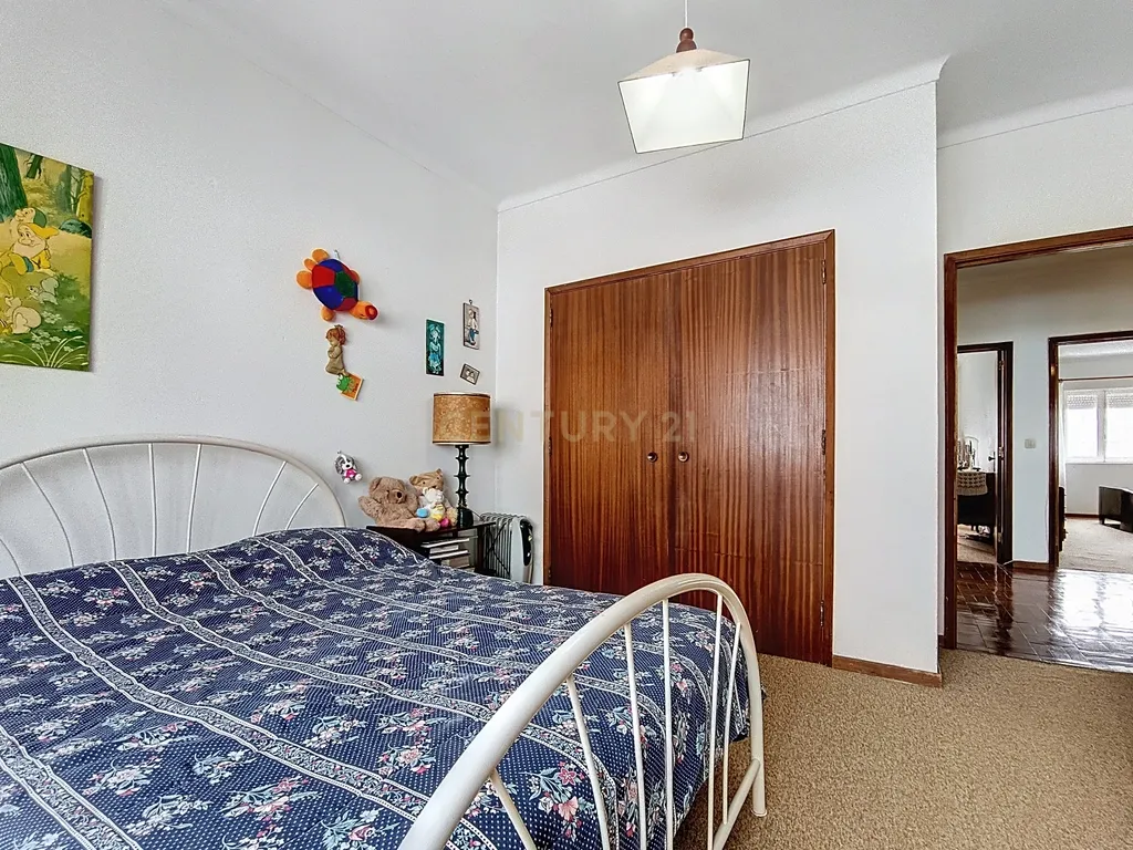 Casa Espetacular em Ponta Delgada com Jardim e Garagem - Image 17