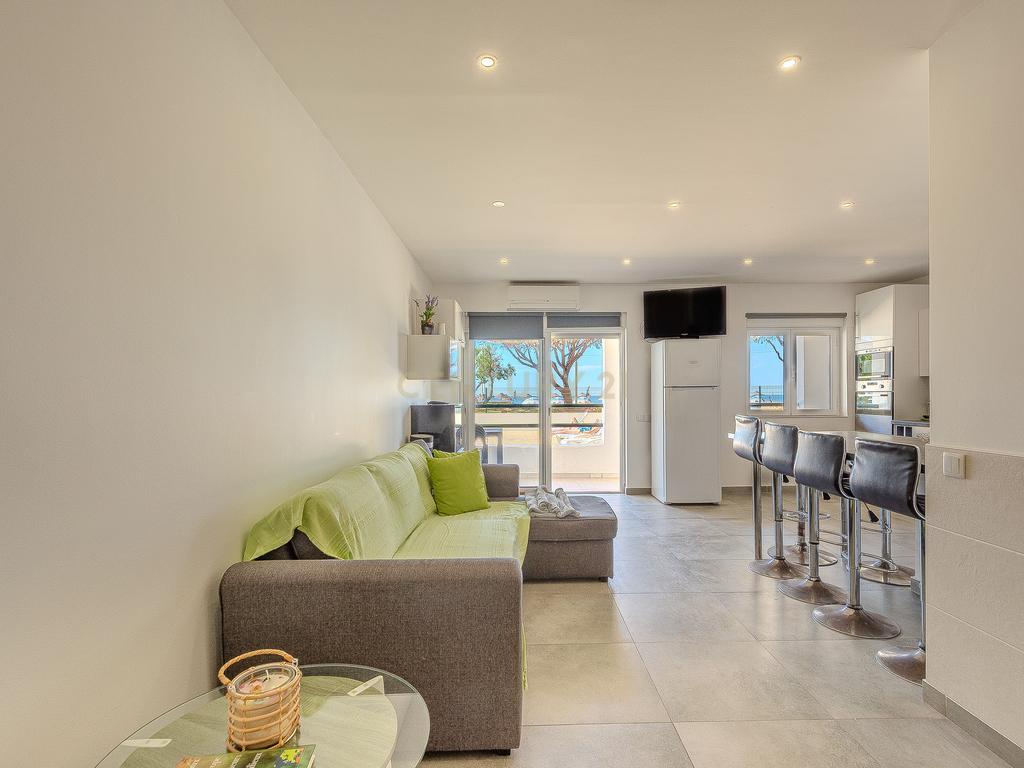 Apartamento T2 com Vista Mar na Primeira Linha de Praia – Quarteira - Image 18