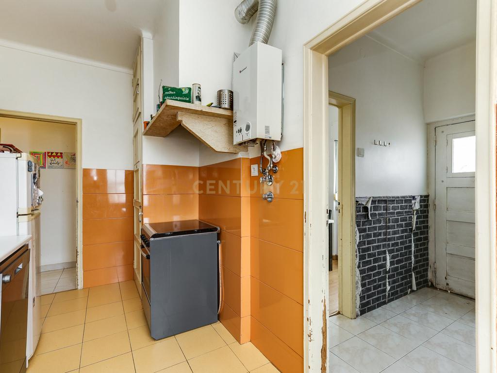 Moradia bifamiliar T4+1 em Pinheiro de Loures, com vistas desafogadas, jardim, pátio, varanda e terraço - Image 11