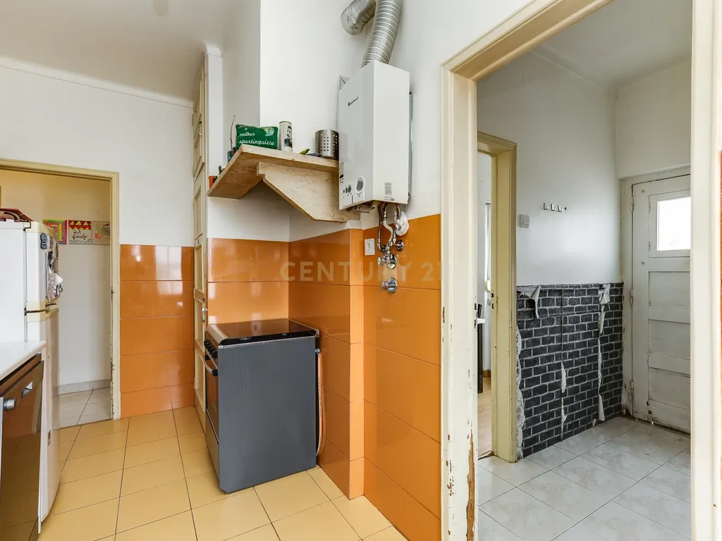Moradia bifamiliar T4+1 em Pinheiro de Loures, com vistas desafogadas, jardim, pátio, varanda e terraço - Image 11