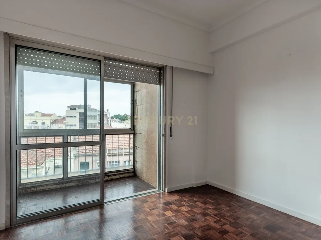 Centro de Lisboa - Crie o Seu Lar neste T1 com Charme e Versatilidade - Image 4