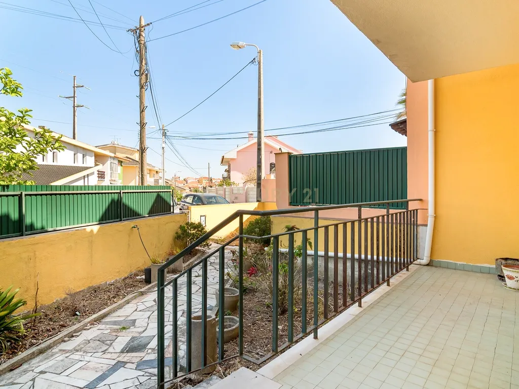 Moradia T3 em Porto Salvo | 213 m² | Garagem | Pátio e Jardim - Image 4