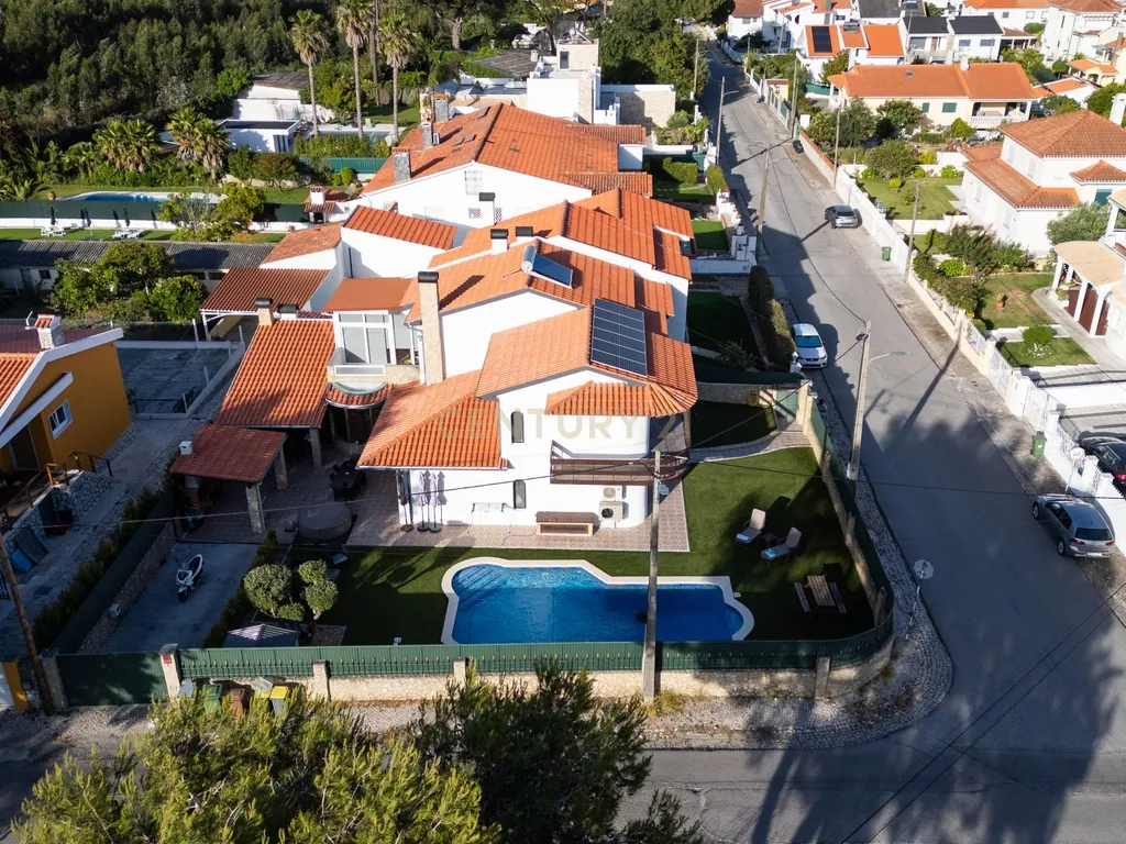 Moradia T4 como nova com piscina na Marisol em Lote de 500m² - Image 1