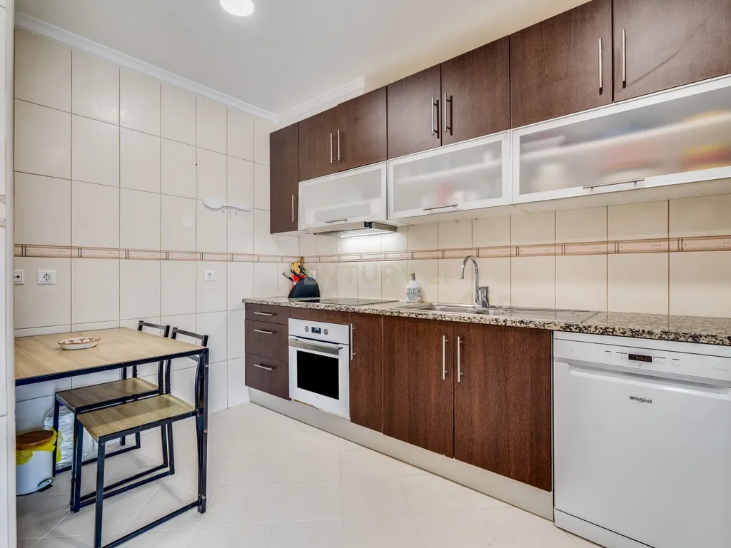 Moradia T2+1 geminada | Piscina - Garagem | Localização: Ferreiras, Centro - Image 13