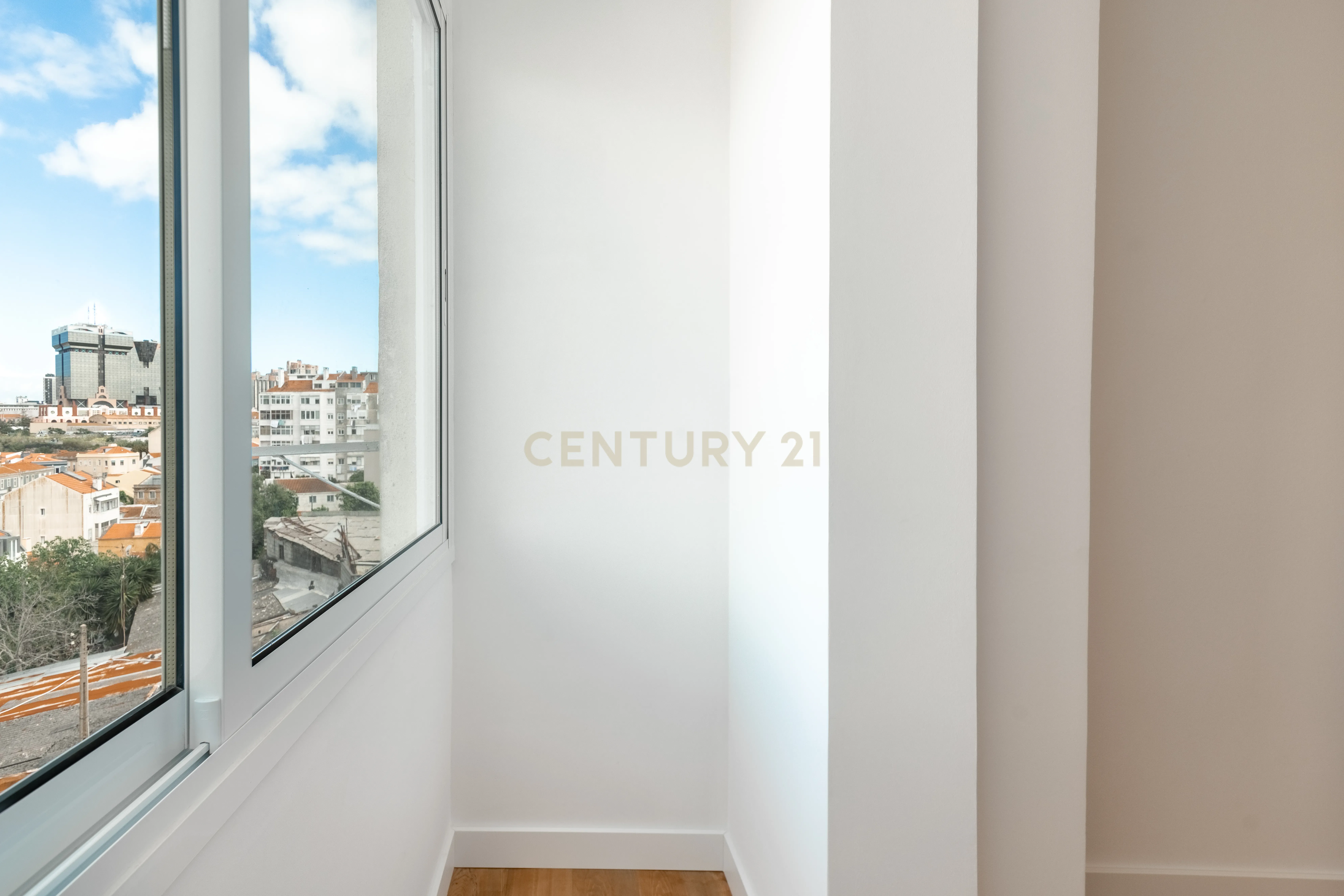 T1 Totalmente Remodelado em Campo de Ourique – Vista Deslumbrante e Charme Contemporâneo - Image 8
