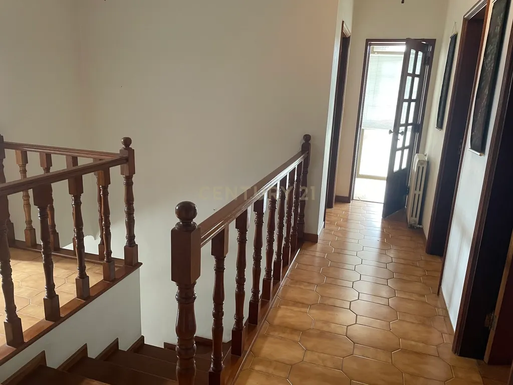 Casa T3 com Vista Panorâmica em Chaves - Image 3