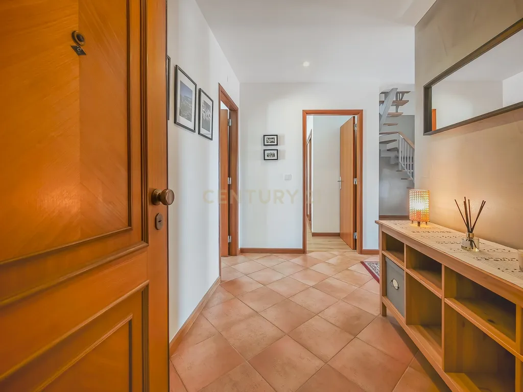 Apartamento T2 Dúplex com Vista Panorâmica e Garagem com Carregamento Elétrico | a 15 minutos de Mafra e Ericeira - Para arrendamento! - Image 4