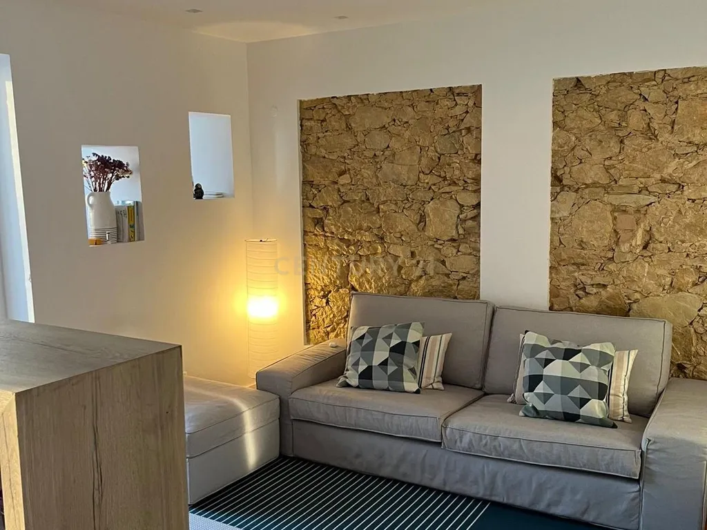Apartamento T2 em Campo de Ourique - Image 1