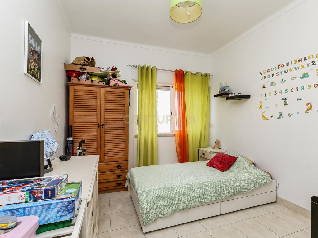 Moradia bifamiliar T4+1 em Pinheiro de Loures, com vistas desafogadas, jardim, pátio, varanda e terraço - Image 20