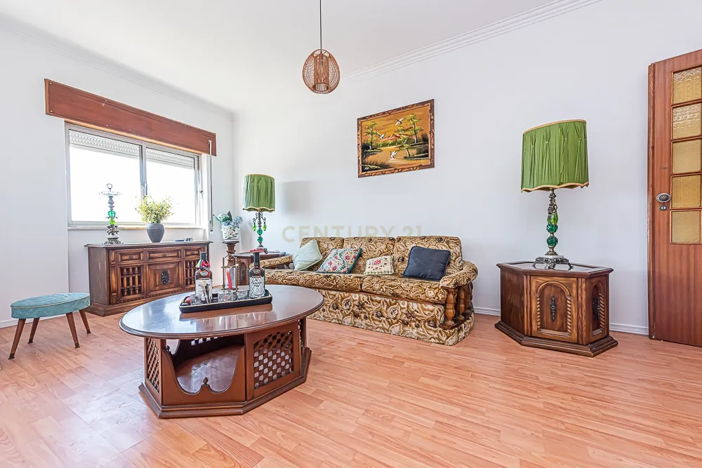 Apartamento T3 em bom estado de conservação com áreas generosas, S. Sebastião, Setúbal - Image 4