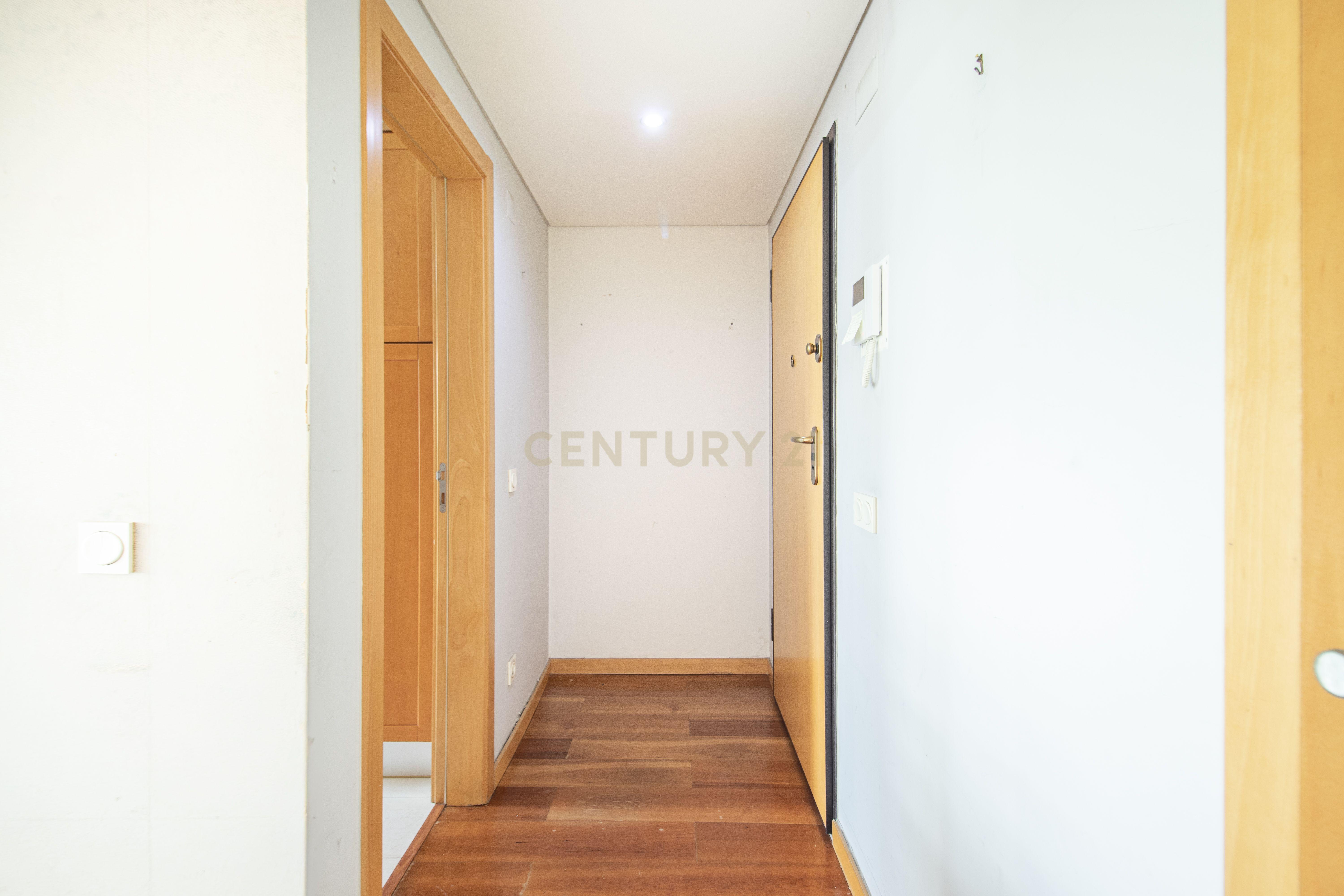 Fotografia 7 de Apartamento T1 com Garagem no Parque Nações