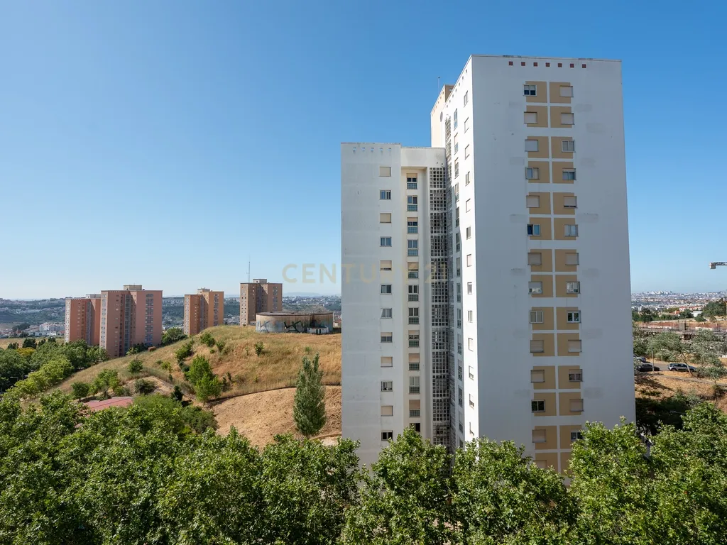 Apartamento de tipologia T4, com 2 WC e arrecadação localizado em Santo António dos Cavaleiros – Loures. - Image 27