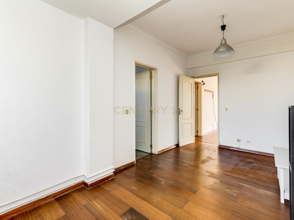 T4 com Vista de Rio nos Olivais – Uma Oportunidade para Remodelar a Seu Gosto! - Image 12