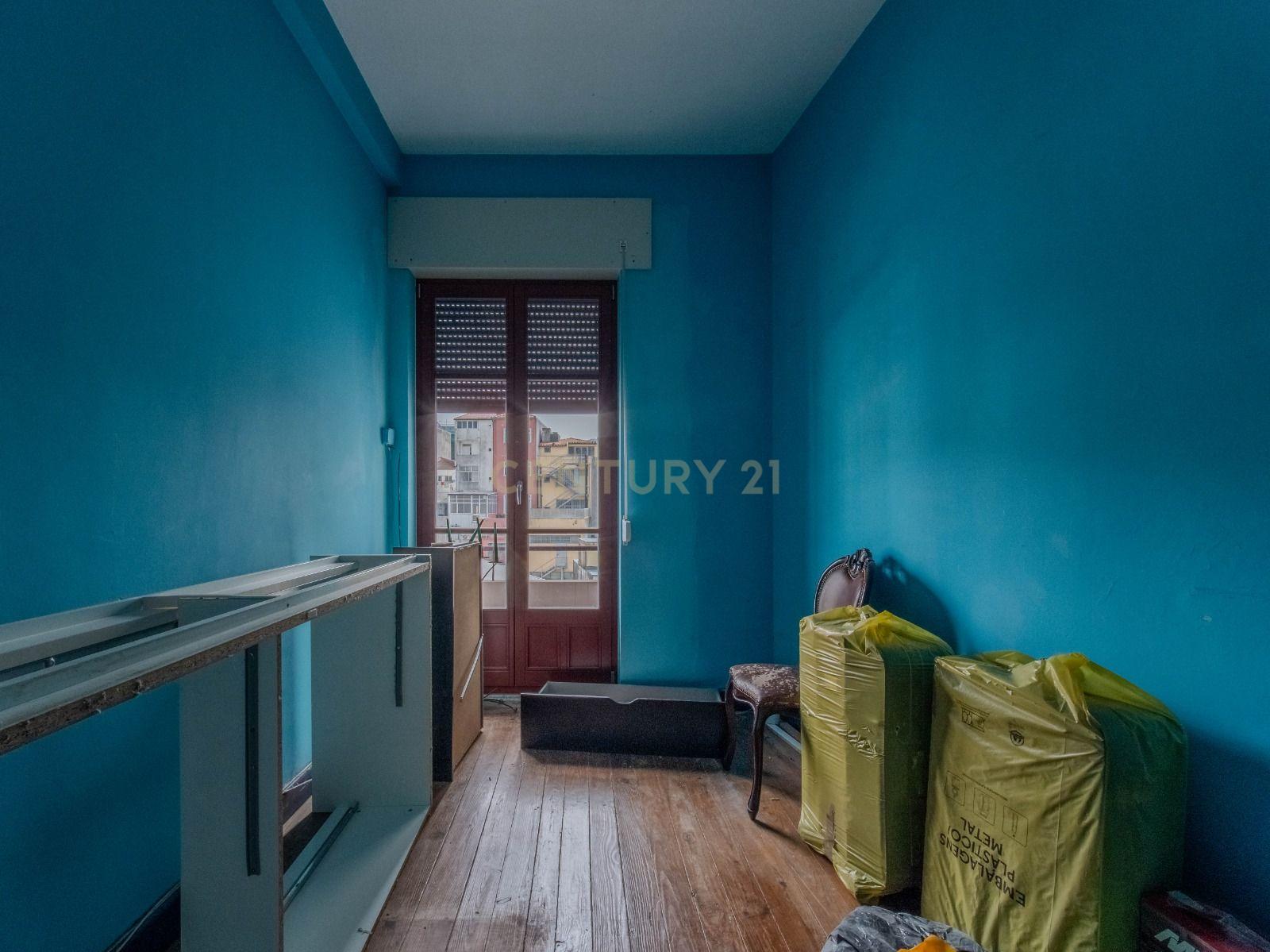 Fotografia 7 de Apartamento T3 para remodelar | Possibilidade de 2 T1 | Centro do Porto