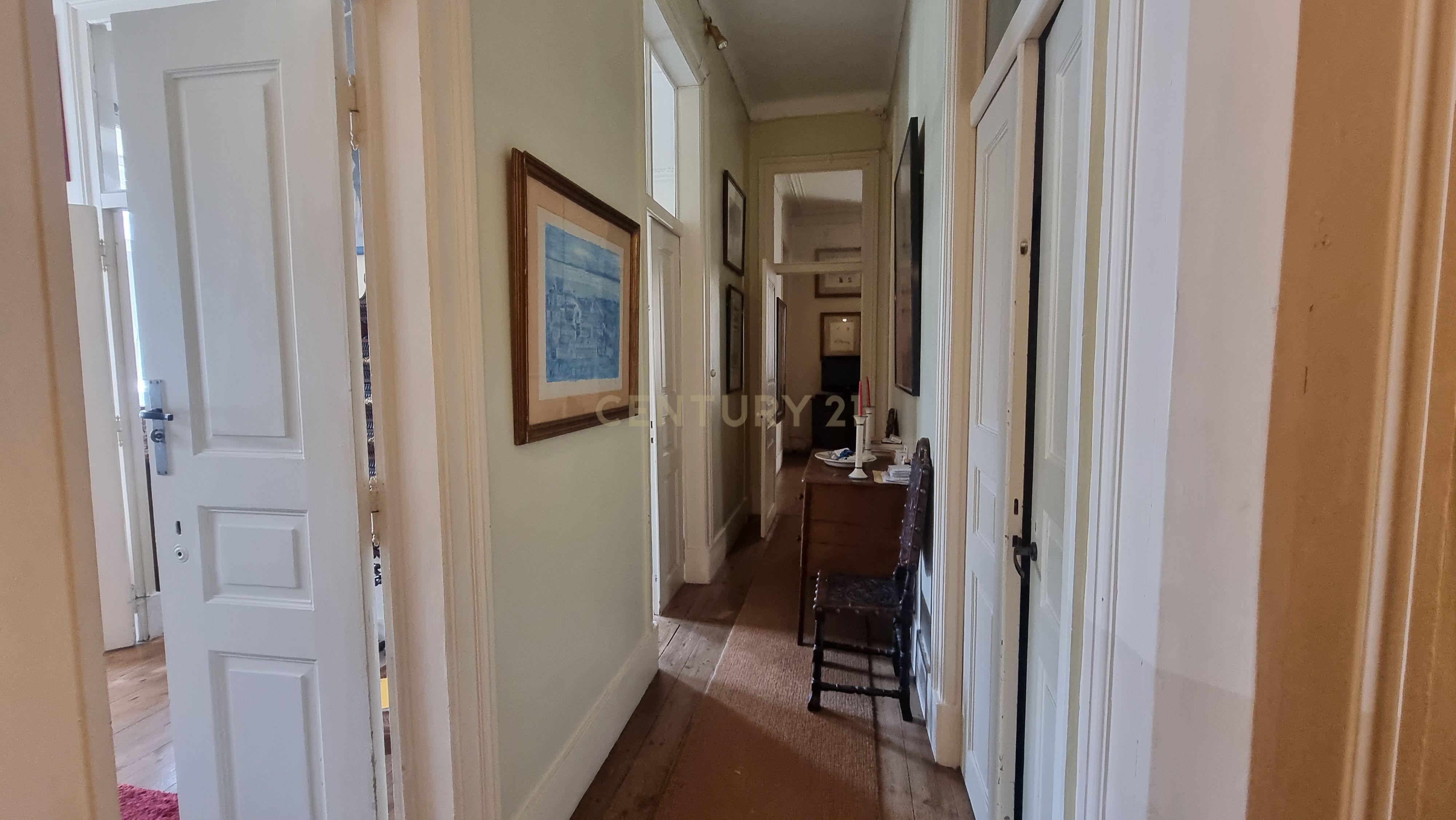 Apartamento Pombalino de Charme com 8 Assoalhadas – Av. Almirante Reis, Lisboa - Image 17