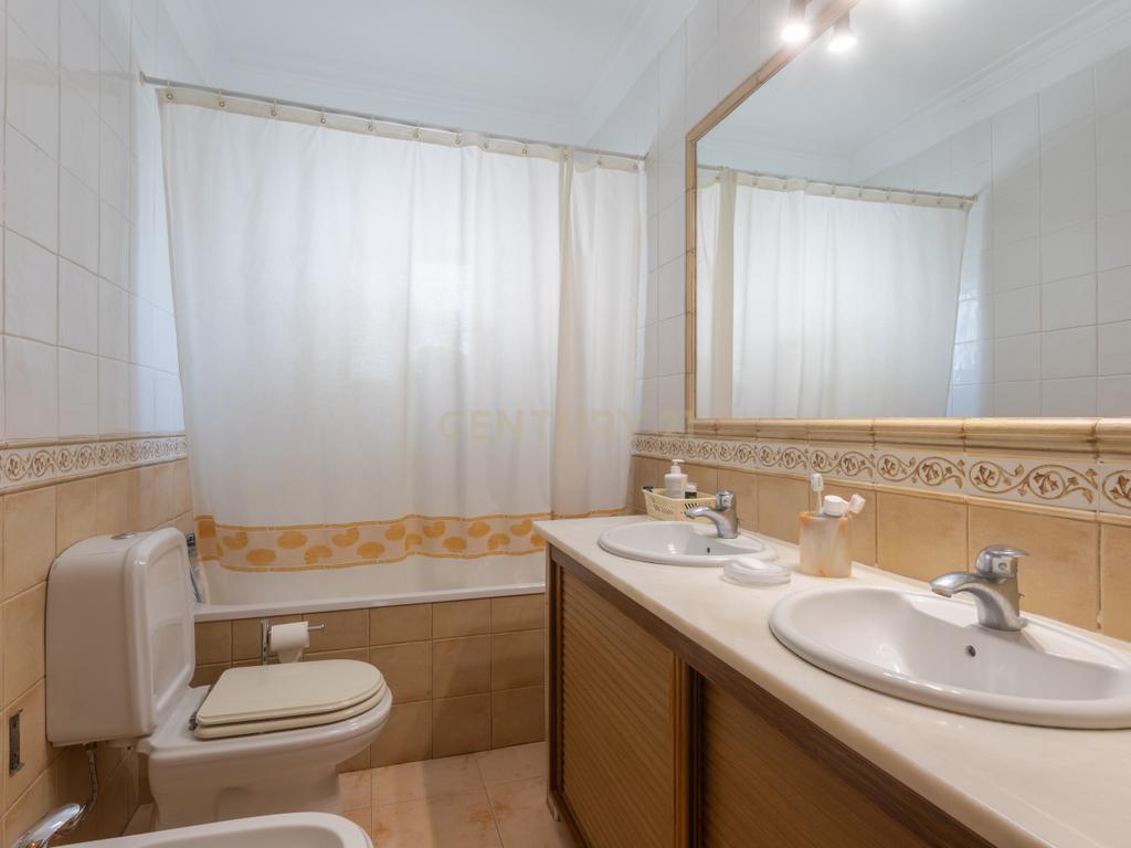 Moradia T5 com Piscina em Localização Central e Tranquila na Aroeira - Image 30