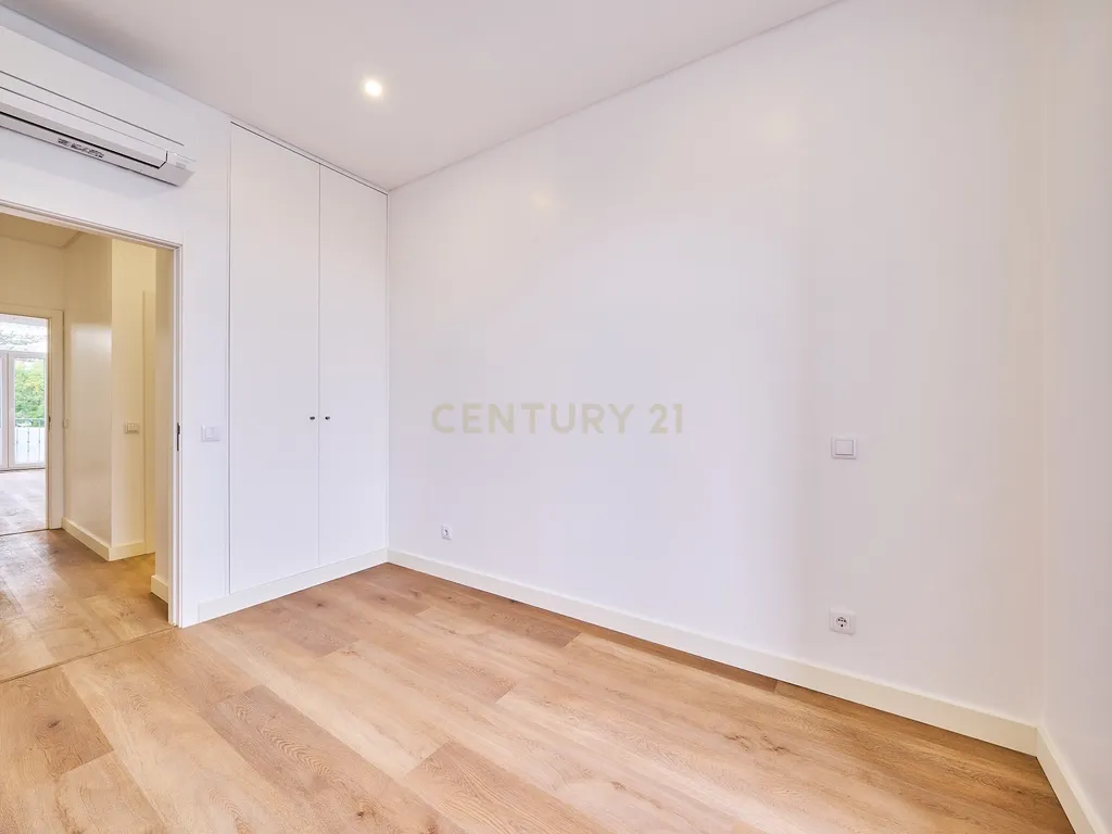 Apartamento T2 de Prestígio Totalmente Renovado na Avenida Luísa Todi – Setúbal - Image 7