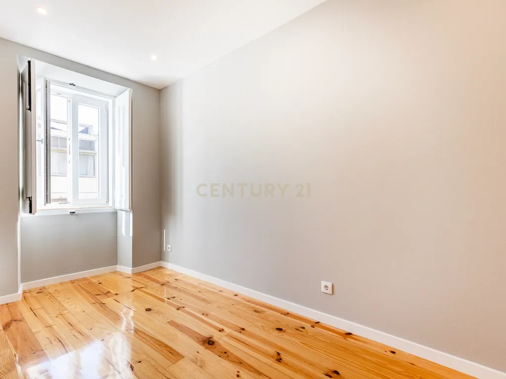 Excelente apartamento T3 Duplex, totalmente renovado, na Rua Angelina Vidal nº 32 – pronto a habitar! - Image 12