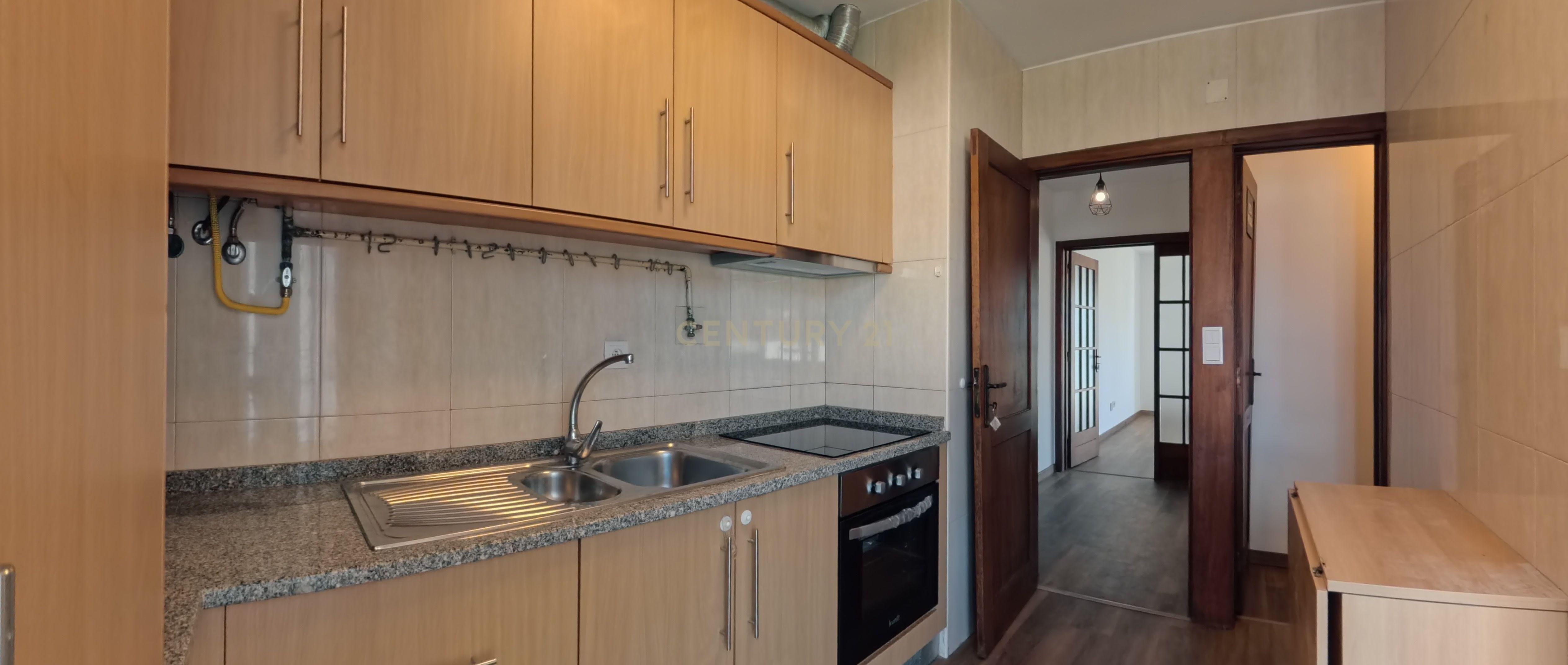 Fotografia 11 de T2 Renovado com Garagem Fechada e 2 Varandas — Palmeira de Faro, Esposende