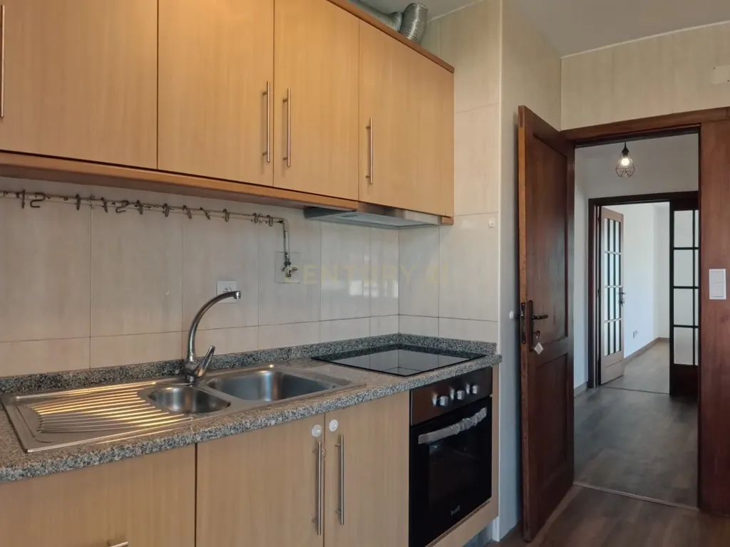 T2 Renovado com Garagem Fechada e 2 Varandas — Palmeira de Faro, Esposende - Image 11