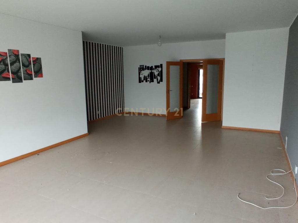 Apartamento T3, com Duas Varandas e Garagem na Vila Serena, Pinhal Novo - Image 8