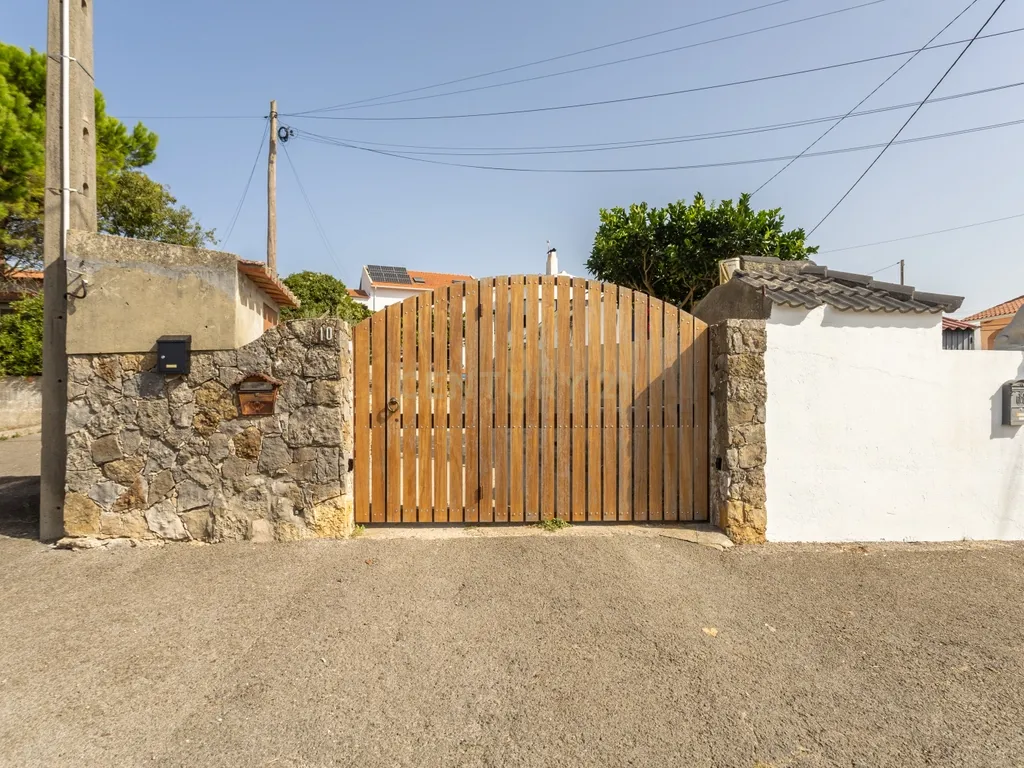 Duas moradias, um terreno com 650 m² e uma vista privilegiada para a Serra de Sintra - Image 2