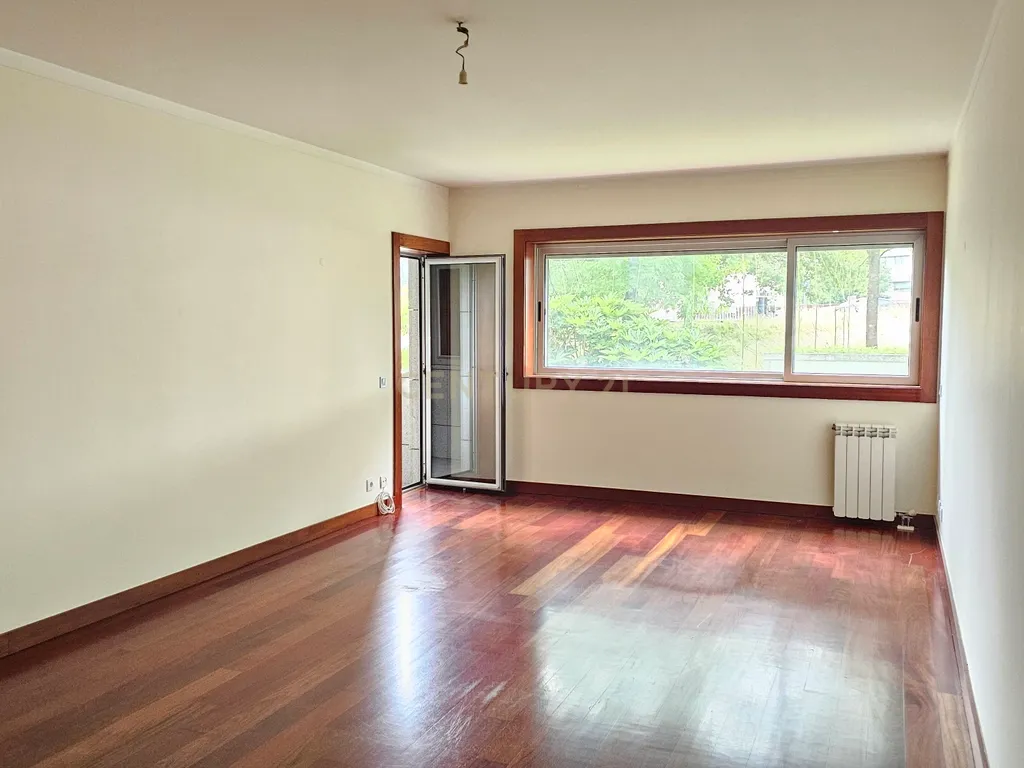 Apartamento T2 com varanda, garagem - Condomínio Fechado de referência Brandinhães, Cidade da Maia - Image 8