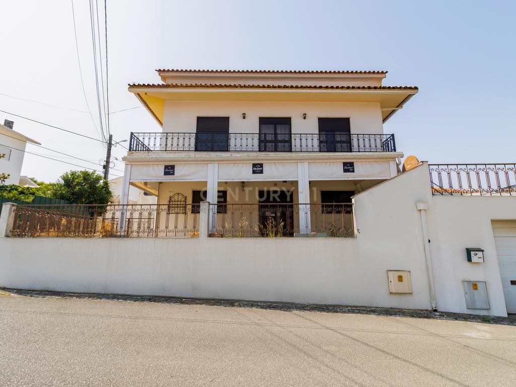 MORADIA EXCLUSIVA EM ALCOBAÇA – CONFORTO, ESPAÇO E POTENCIAL DE INVESTIMENTO! - Image 2