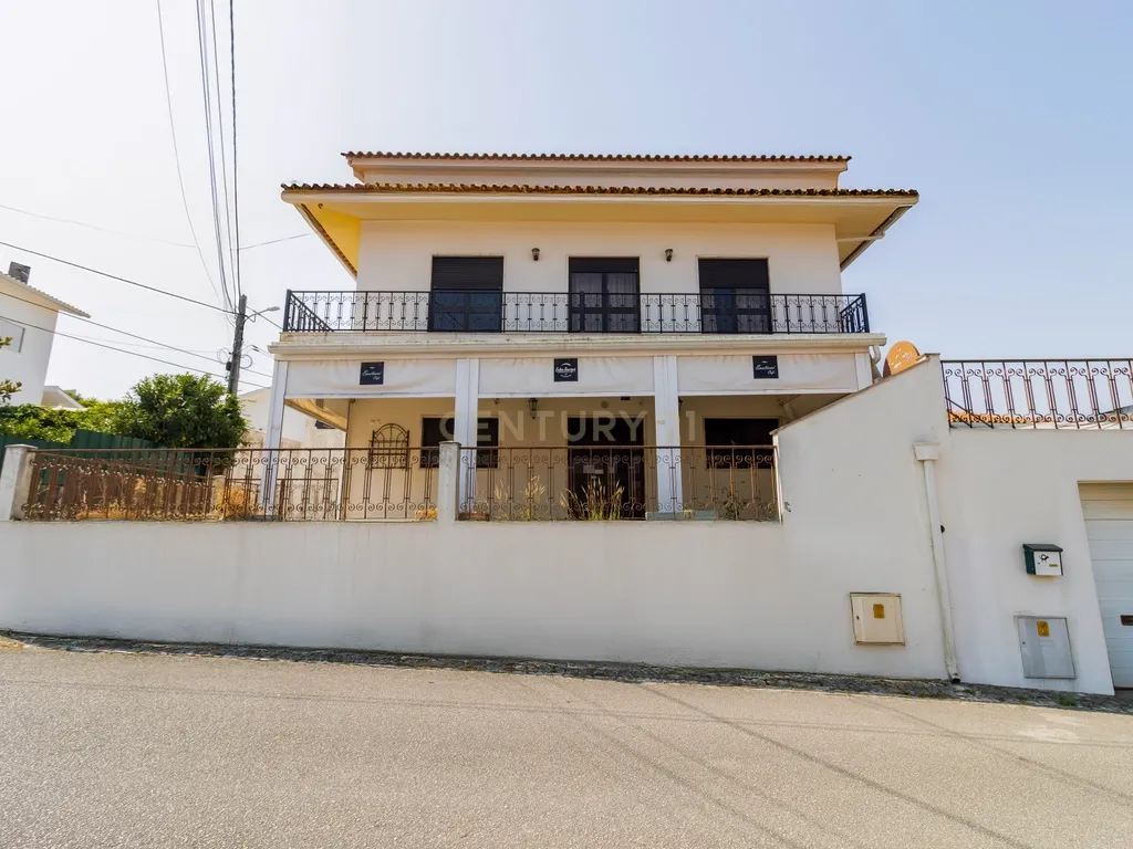 MORADIA EXCLUSIVA EM ALCOBAÇA – CONFORTO, ESPAÇO E POTENCIAL DE INVESTIMENTO! - Image 2