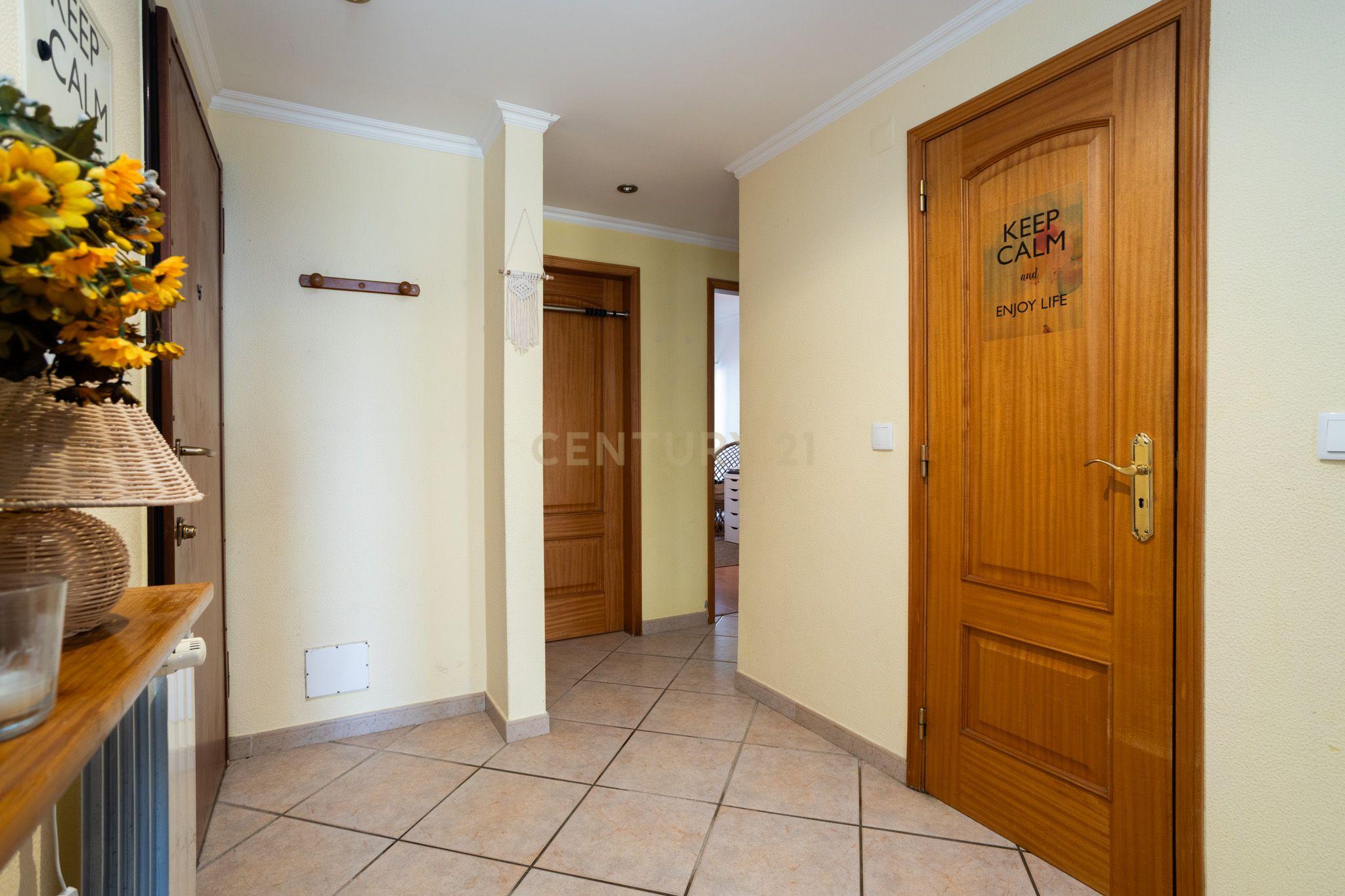 Fotografia 7 de Luminoso Apartamento T2 em Pamela,, Zona Central e privilegiada
