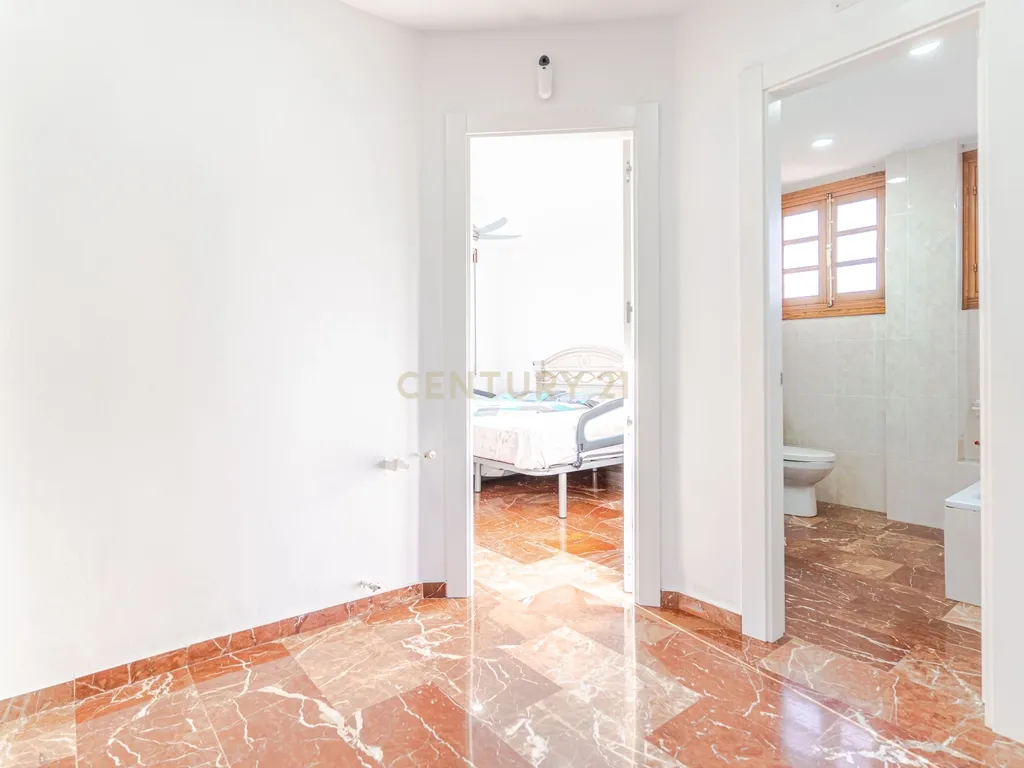 Moradia isolada em Otura com um terreno de 1.250 m², piscina, jardim e espaços para viver em paz - Image 21