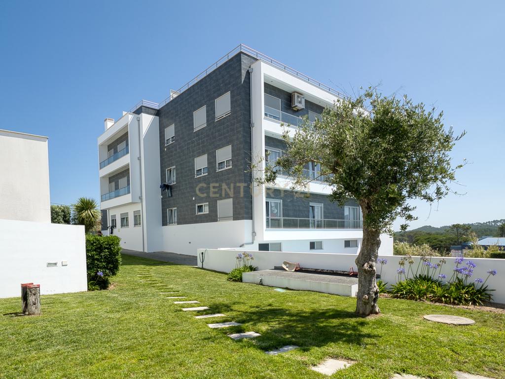 Apartamento T2 em Condomínio Fechado com Piscina e Jardins – Pederneira, Nazaré - Image 1