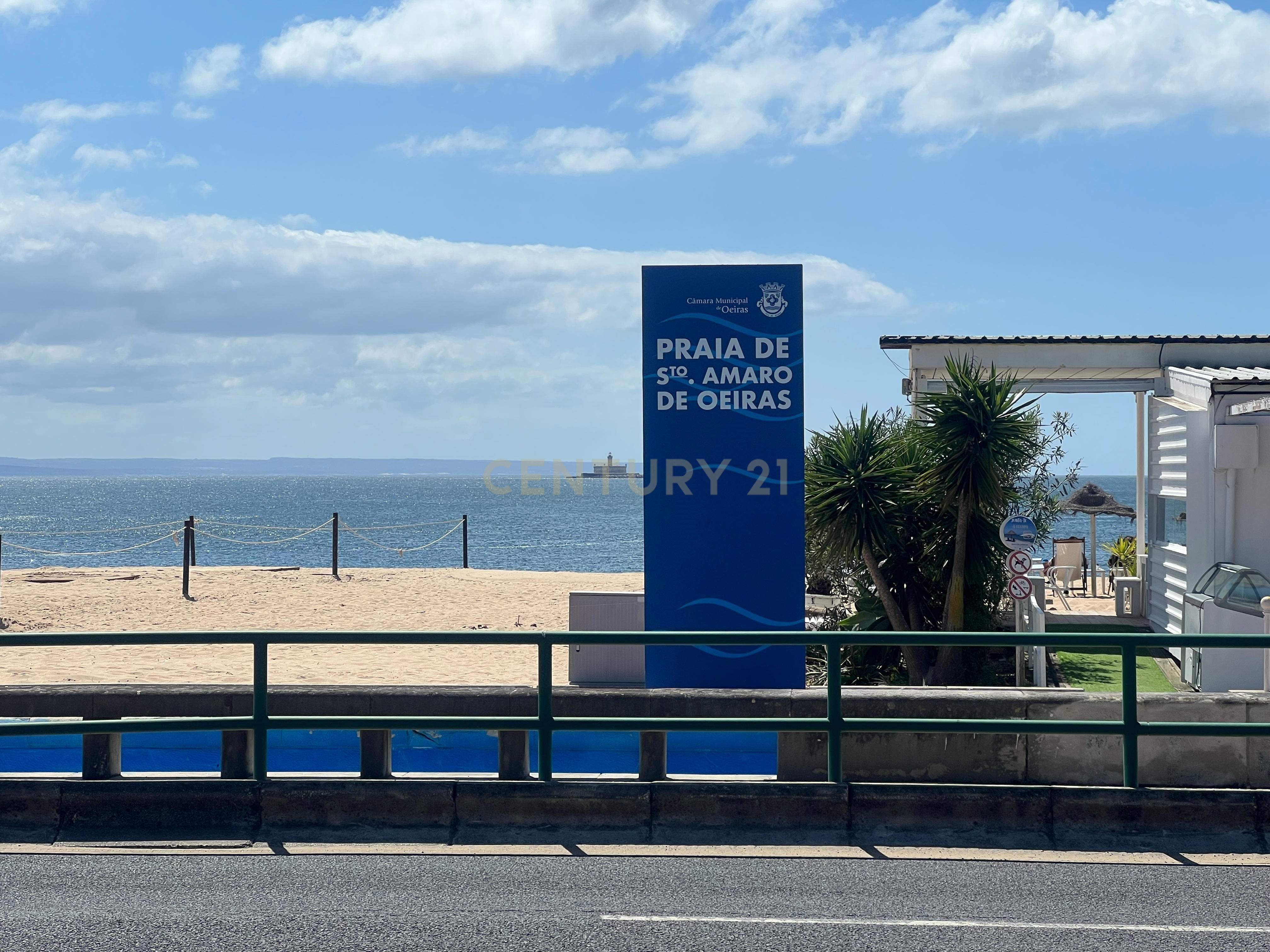 Moradia T4, Praia Santo Amaro de Oeiras e Estação de Comboios  - Image 1