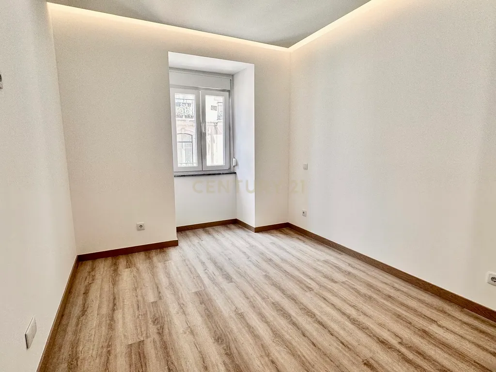 Venda T3 na Estrela - APARTAMENTO INTEGRALMENTE REMODELADO COM VARANDA GENEROSA - Image 18