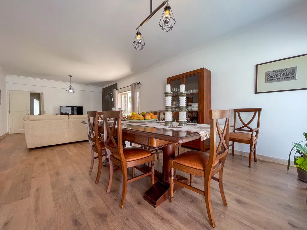 Moradia T5 com Piscina na Marisol - Almada - Image 9